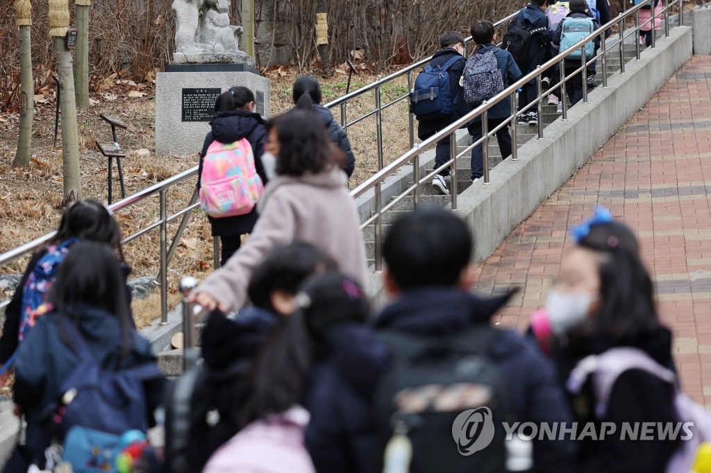 Students arrive at an elementary school in Seoul on March 14, 2022. (Yonhap) 