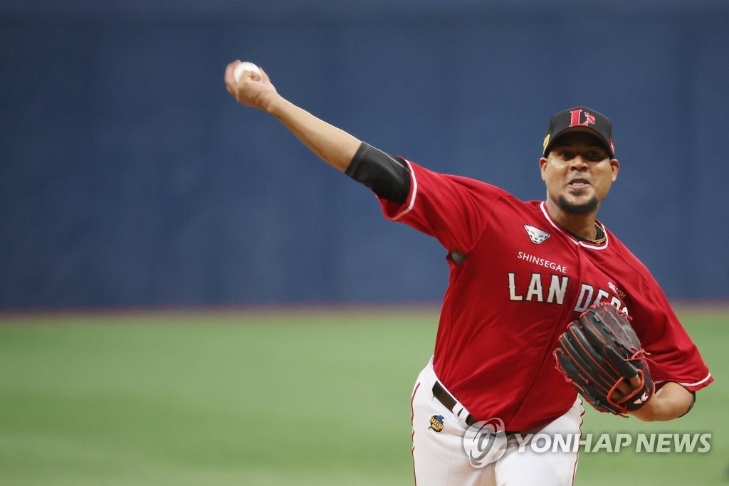 Ivan Nova of the SSG Landers pitches against the Kiwoom Heroes during a Korea Baseball Organization preseason game at Gocheok Sky Dome in Seoul on March 17, 2022. (Yonhap)