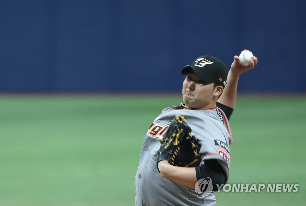 In this file photo from March 20, 2022, Kim Min-woo of the Hanwha Eagles pitches against the Kiwoom Heroes during the bottom of the first inning of a Korea Baseball Organization preseason game at Gocheok Sky Dome in Seoul. (Yonhap)