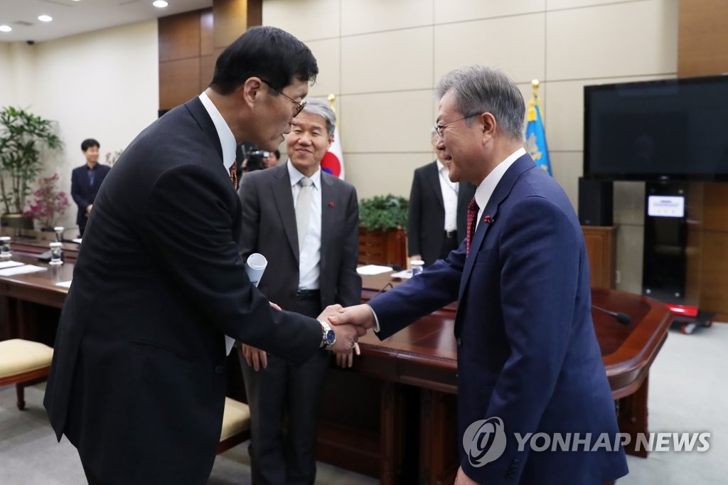 인사하는 문재인 대통령과 이창용 IMF 아시아·태평양 담당 국장