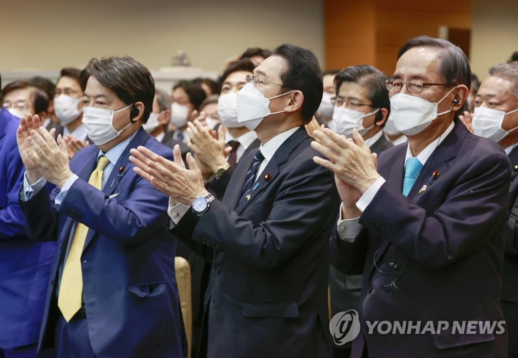 젤렌스키의 일본 국회 화상 연설 후 기립박수 치는 기시다