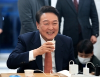 윤석열, 커피 마시며 질의응답