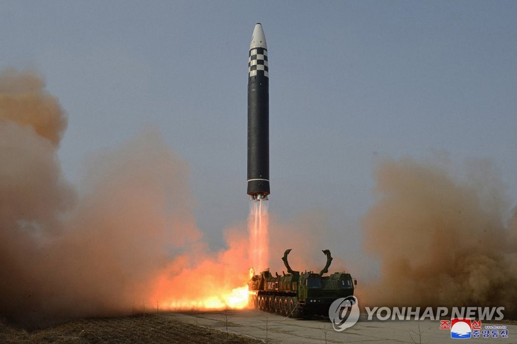 Ci-dessus, le nouveau missile balistique intercontinental (ICBM) Hwasong-17 qui a été lancé le jeudi 24 mars 2022, a rapporté le lendemain l'Agence centrale de presse nord-coréenne (KCNA). (Utilisation en Corée du Sud uniquement et redistribution interdite)