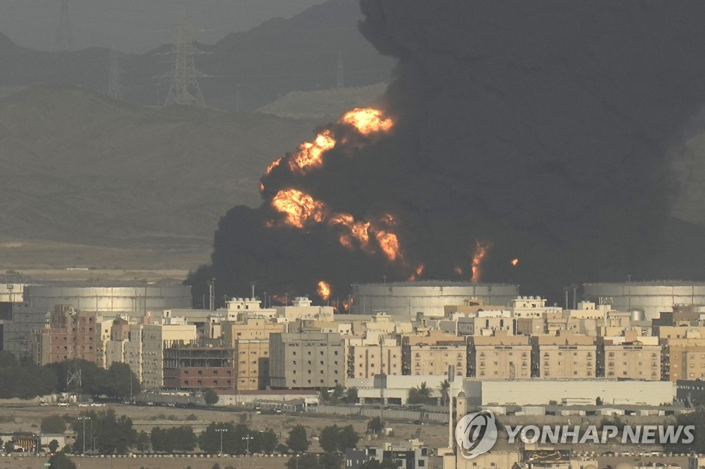 예멘 반군 공격에 화재 발생한 사우디 석유시설