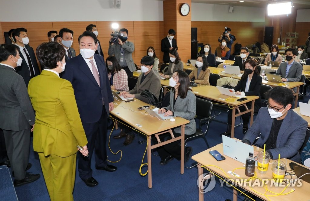 President-elect Yoon Suk-yeol stops by the press briefing room inside the building used by his transition team in Seoul on March 28, 2022. (Pool photo) (Yonhap)