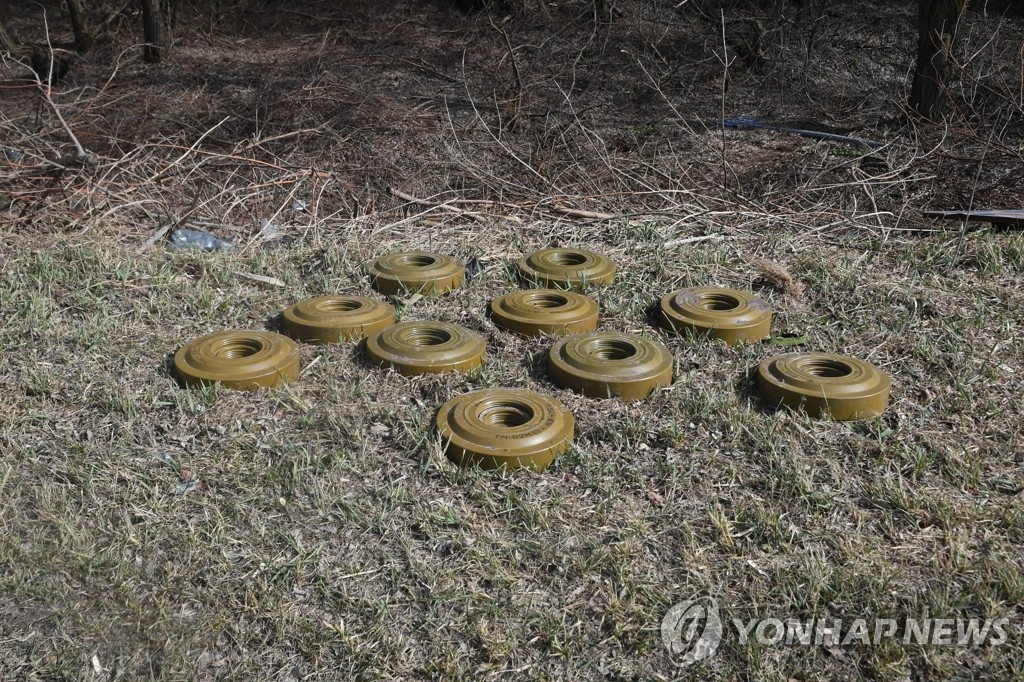 우크라이나 고속도로변의 러군 대전차지뢰