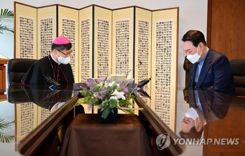 Yoon meets archbishop of Seoul