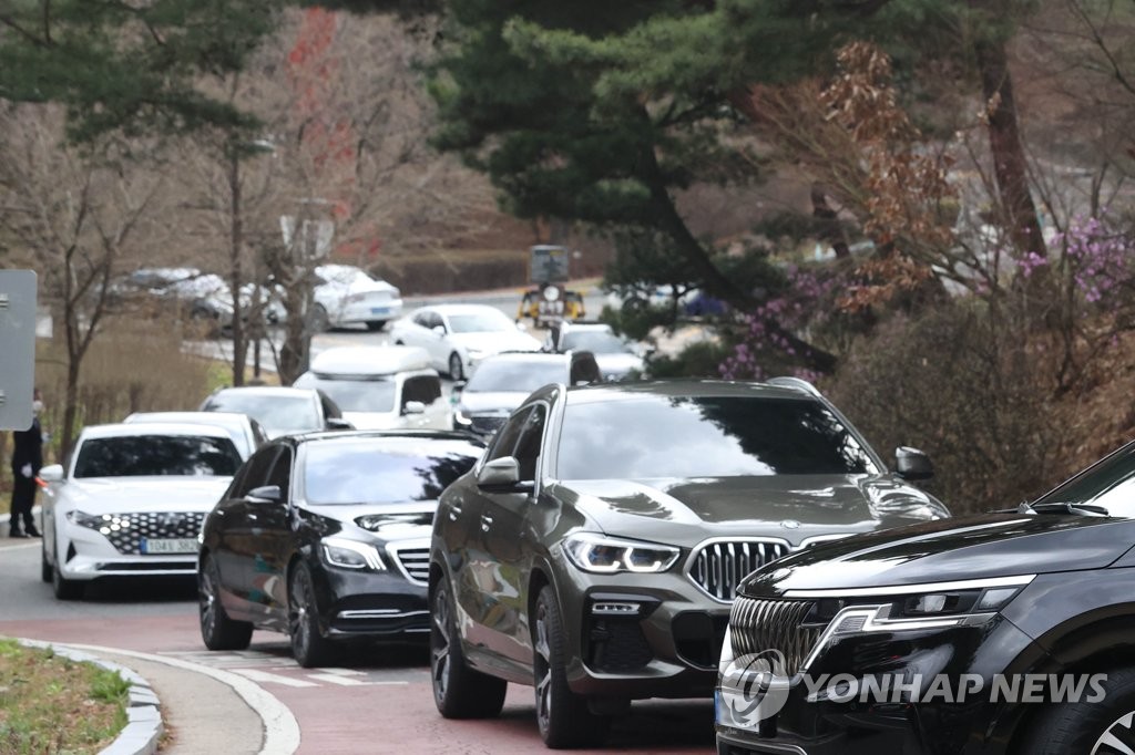 Cars wait in line to enter Grand Walkerhill Seoul, where the wedding of Hyun Bin and Son Ye-jin was taking place, in Seoul on March 31, 2022. (Yonhap)