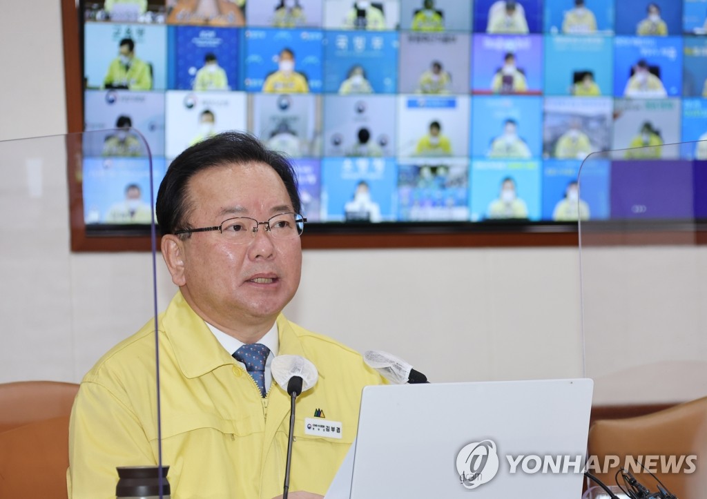 Prime Minister Kim Boo-kyum announces relaxed social distancing guidelines on the private gathering limit and business hour curfew during a virus response meeting at the central government complex in Seoul on April 1, 2022. (Yonhap)