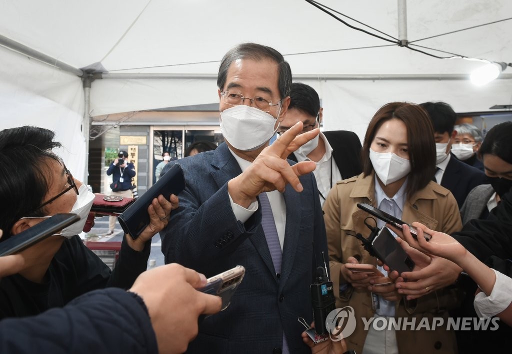 취재진 질문에 답하는 한덕수 국무총리 후보자