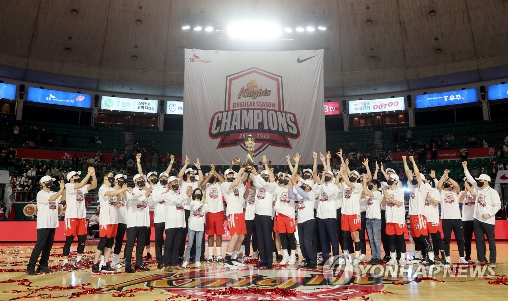 04th Apr, 2022. KBL regular season champions Members of the Seoul SK  Knights celebrate after winning the 2021-2022 Korean Basketball League (KBL)  regular season title at Jamsil Students' Gymnasium in Seoul on