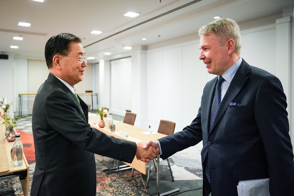 South Korean Foreign Minister Chung Eui-yong (L) shakes hands with Finnish Foreign Minister Pekka Haavisto during a meeting in Brussels on April 6, 2022, in this photo provided by Chung's ministry. (PHOTO NOT FOR SALE) (Yonhap)