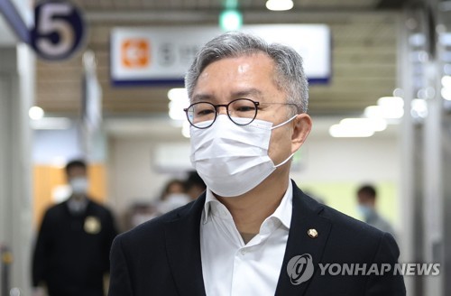 '선거법 위반' 최강욱 기소한 檢 "자체 법리 검토로 결론"
