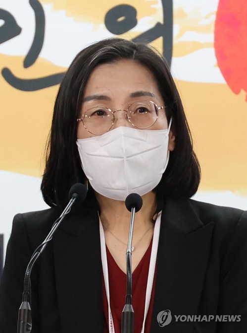 Kim Hyun-sook, the nominee for gender equality minister, speaks during a press conference at the transition team's headquarters in Seoul on April 10, 2022. (Pool photo) (Yonhap)