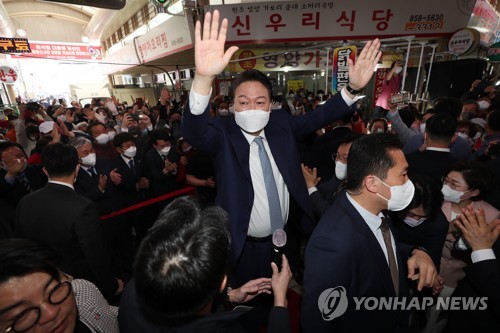 Yoon inicia su gira nacional antes de visitar a la expresidenta Park