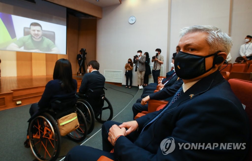 Ukrainian Ambassador to South Korea Dmytro Ponomarenko watches a virtual address by Ukrainian President Volodymyr Zelenskyy at the National Assembly Library in Seoul on April 11, 2022. (Pool photo) (Yonhap)