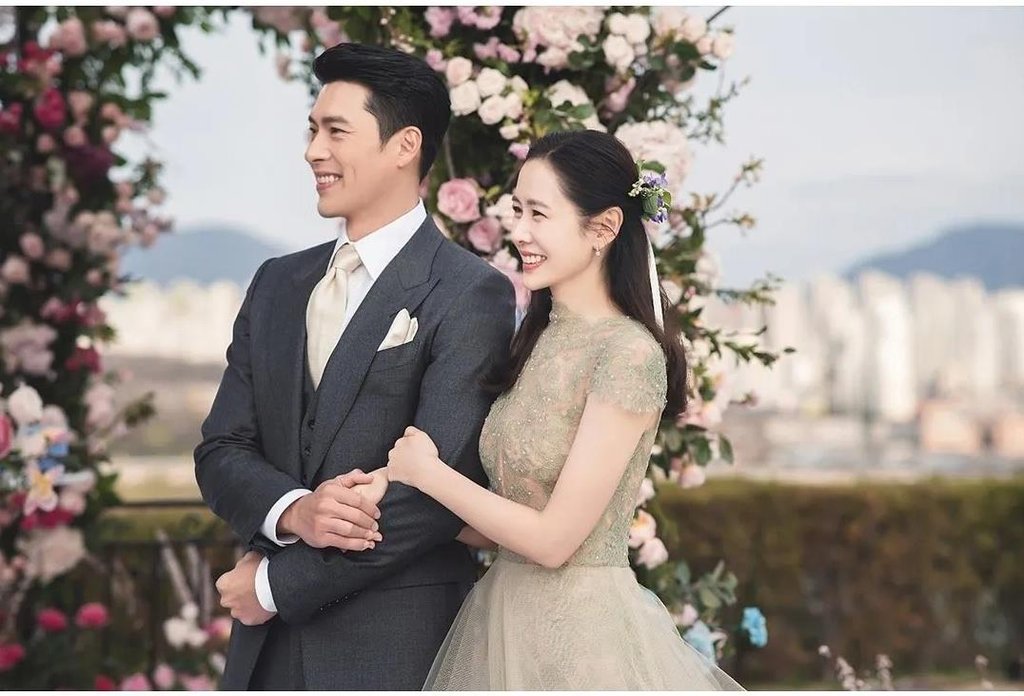 La foto, proporcionada, el 11 de abril de 2022, por VAST Entertainment, muestra a los actores surcoreanos Hyun Bin (izda.) y Son Ye-jin posando durante su boda, el 31 de marzo, en Seúl. (Prohibida su reventa y archivo)