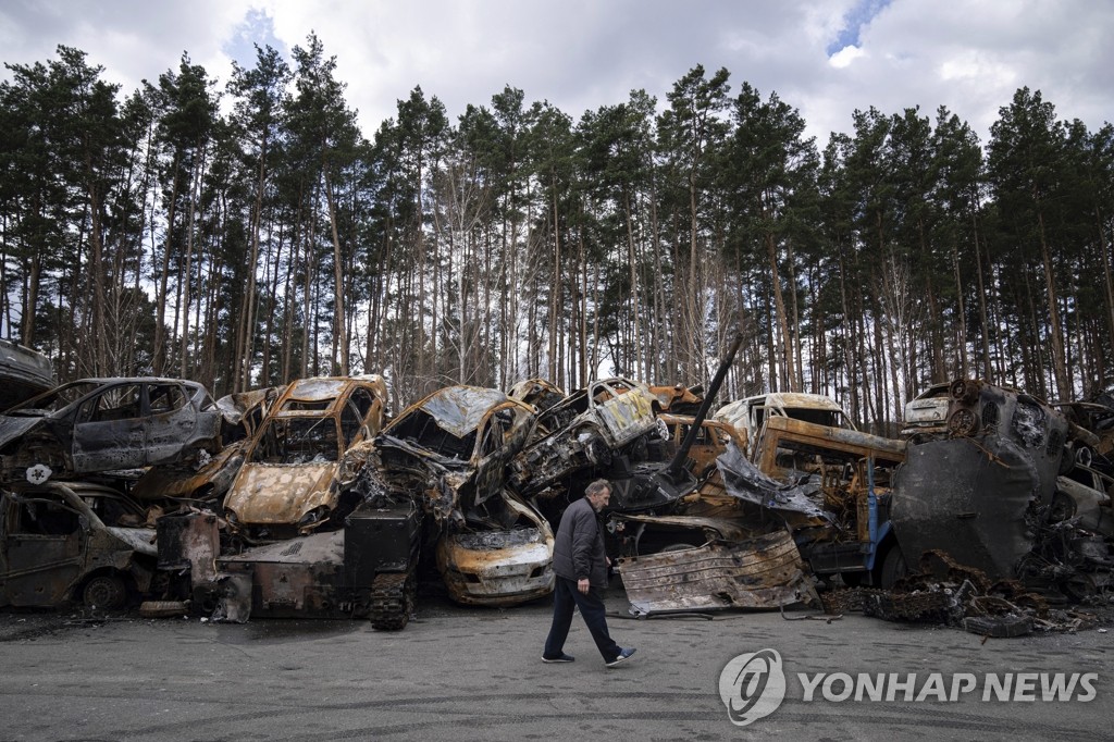 우크라 수도 야적지에 쌓인 불탄 차량 잔해