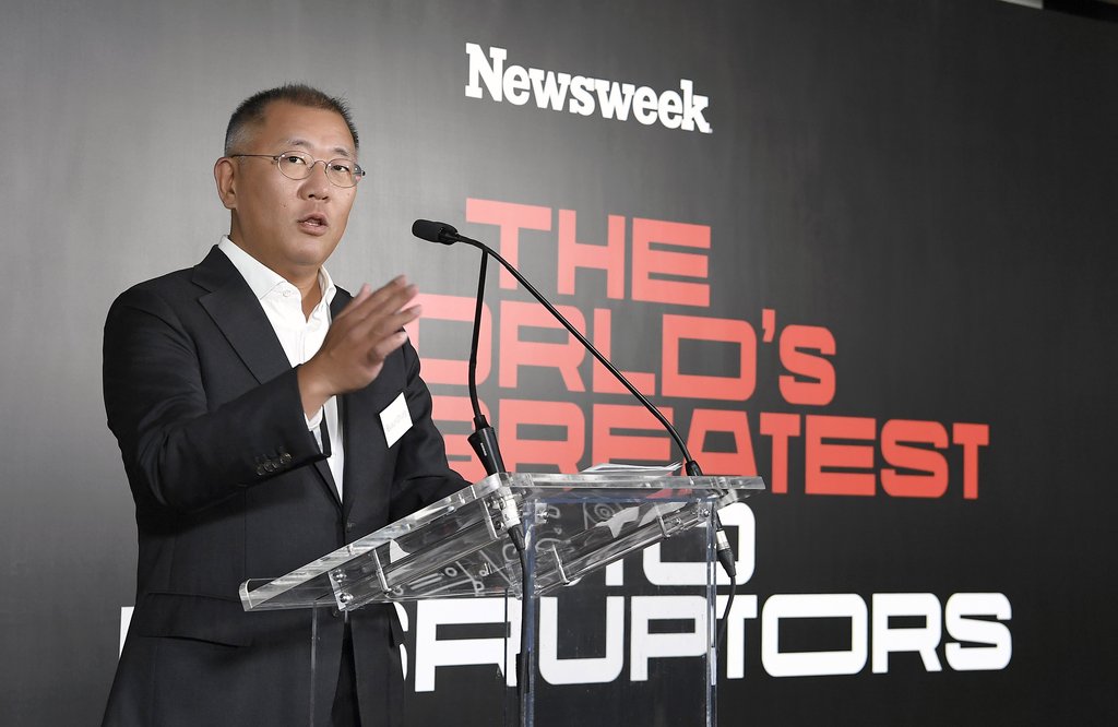 Hyundai Motor Group Chairman Euisun Chung delivers a speech during the inaugural Newsweek World's Greatest Auto Disruptors Award ceremony in New York on April 12, 2022, in this photo provided by the South Korean carmaker. Chung won the Visionary of the Year. Under Chung's leadership, Hyundai is redefining what is possible in mobility and providing greater freedom of movement for humanity through vehicle electrification, robotics and advanced air mobility, Newsweek said. (PHOTO NOT FOR SALE) (Yonhap)