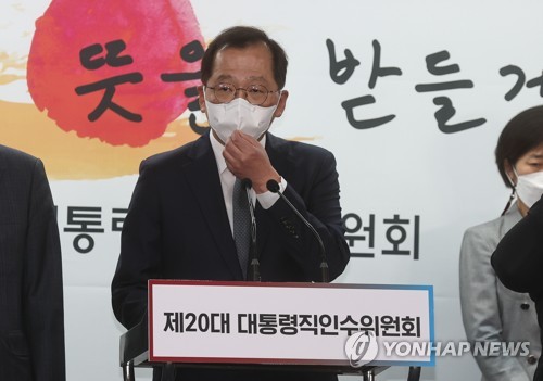 Cho Seung-hwan, nominee for South Korea&apos;s oceans minister, answers questions from reporters during a press briefing on April 13, 2022, after his nomination. (Pool photo) (Yonhap)