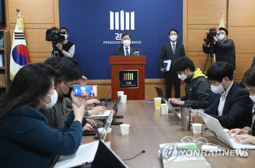 Promotor Kim Oh Soo na frente de repórteres
