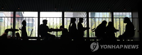 서울의 한 카페에서 직장인들이 시간을 보내는 모습 [연합뉴스 자료사진]
