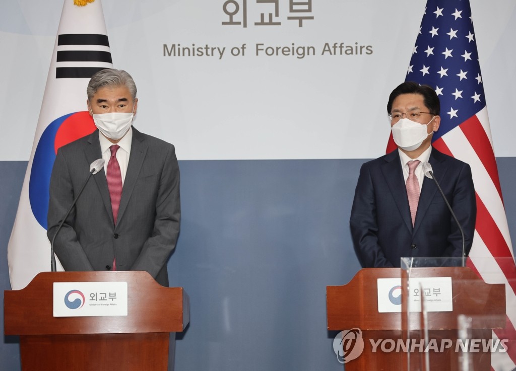 This file photo, taken April 18, 2022, shows South Korea's top nuclear envoy, Noh Kyu-duk (R), and his U.S. counterpart, Sung Kim, speaking during a press meeting at the foreign ministry in Seoul. (Yonhap)