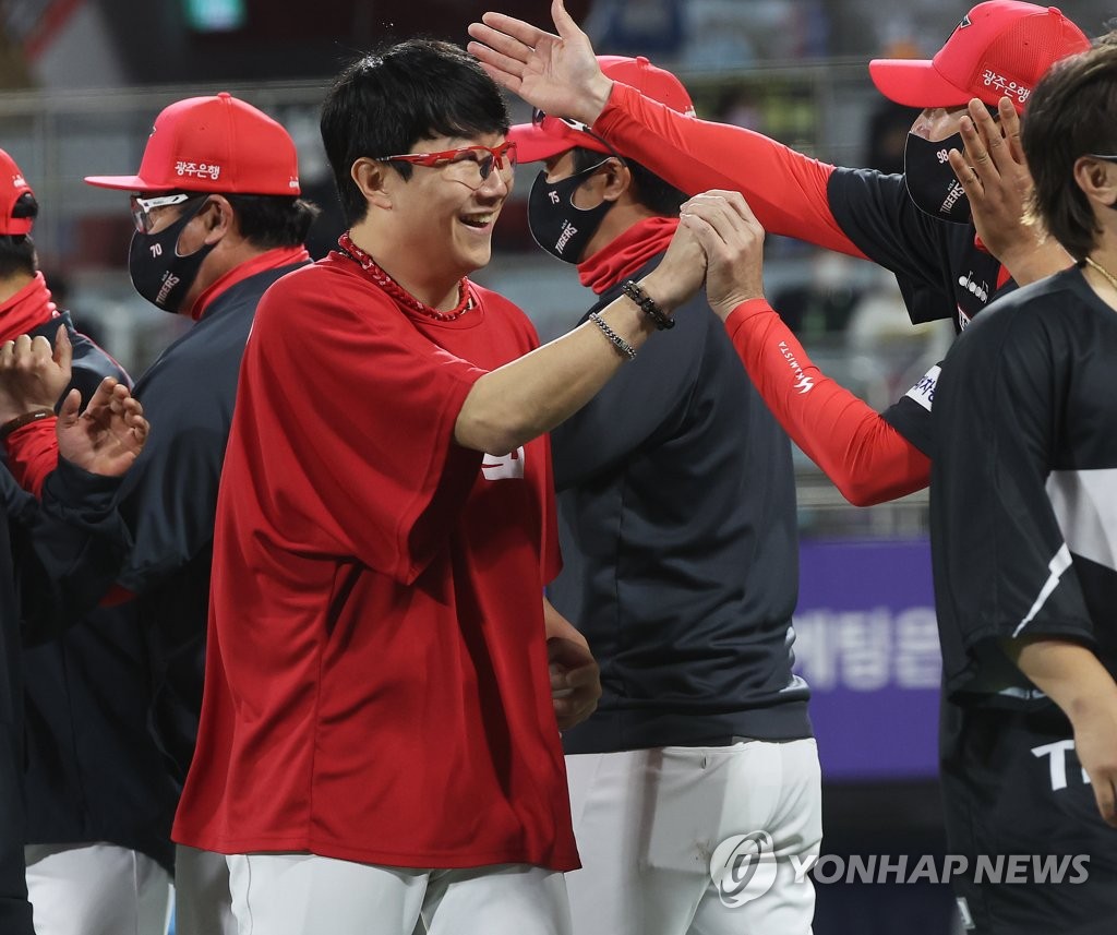 Yang Hyeon-jong of the Kia Tigers (C) is congratulated by teammates after picking up his first win of the 2022 Korea Baseball Organization season against the KT Wiz at KT Wiz Park in Suwon, 45 kilometers south of Seoul, on April 26, 2022. (Yonhap)