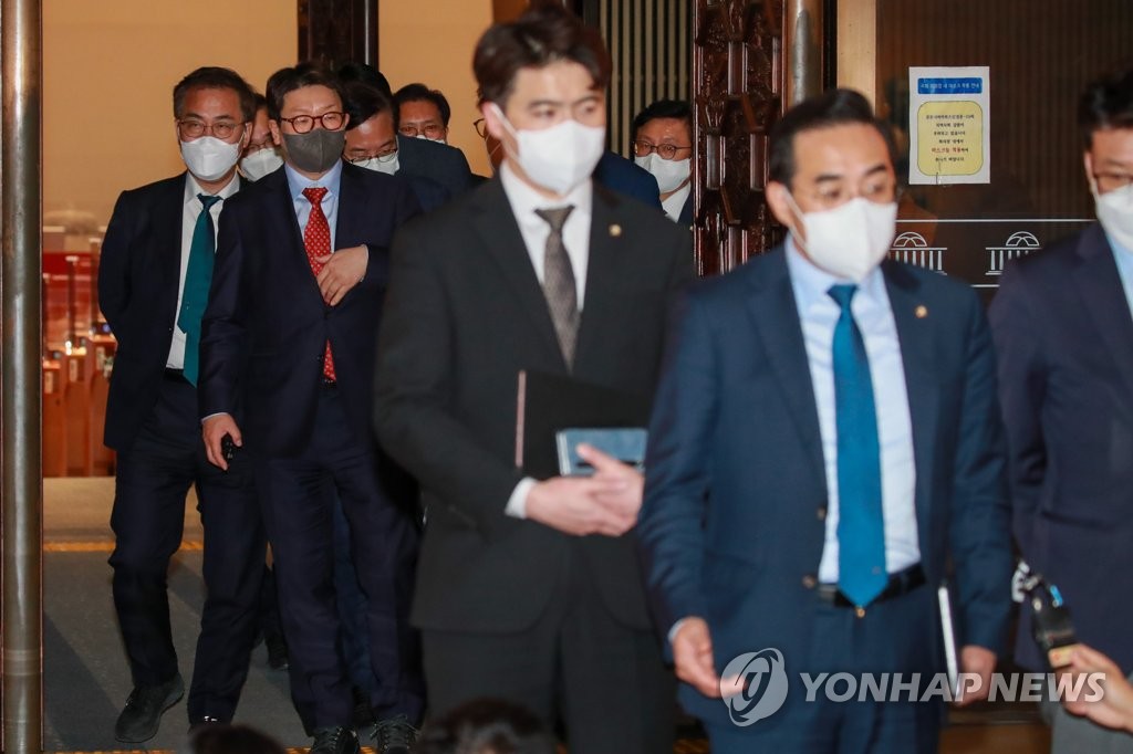Lawmakers leave the plenary chamber of the National Assembly in Seoul on April 28, 2022. (Pool photo) (Yonhap)