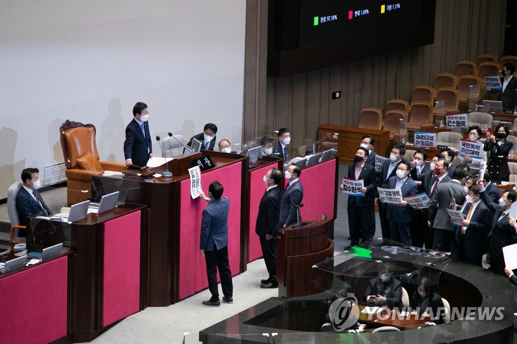 (2nd LD) Parliament passes 1 of 2 contentious prosecution reform bills amid strong opposition protest