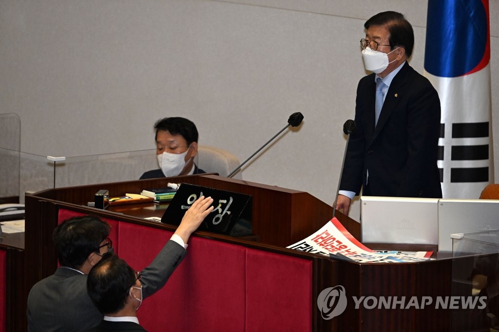 박병석 의장에게 항의하는 권성동