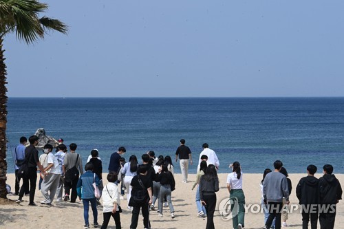강릉 바닷가 찾은 수학여행 학생들[연합뉴스 자료사진]