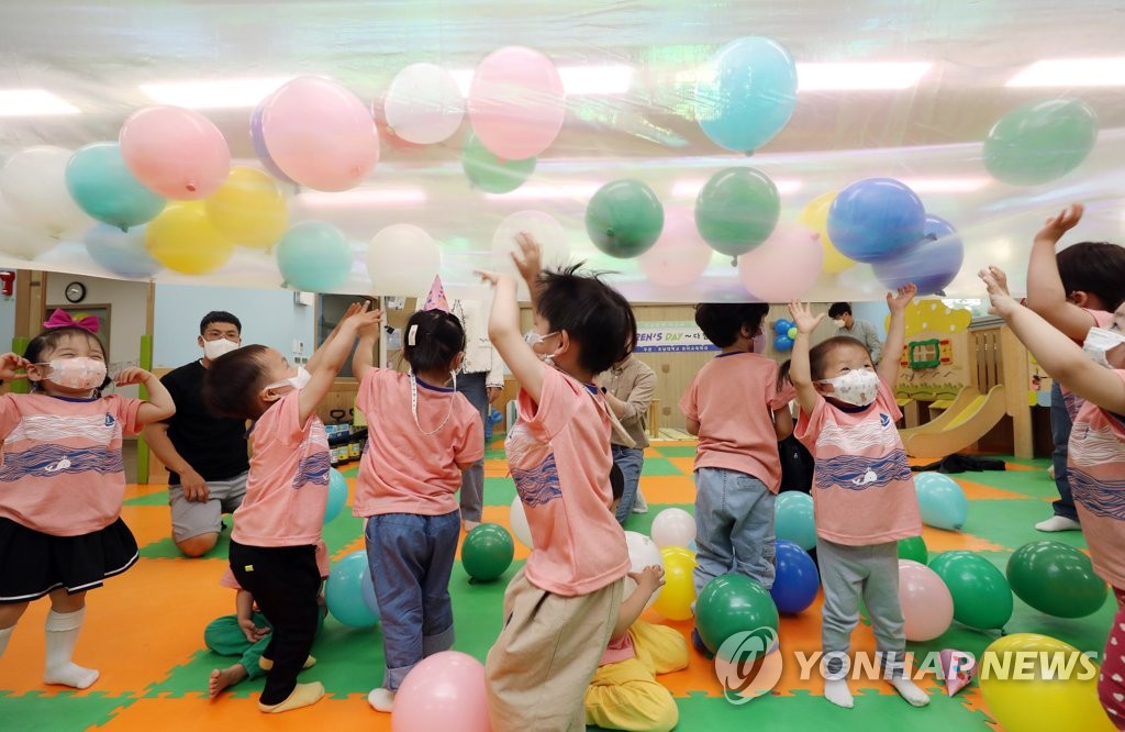 كوريا الجنوبية تقدم ما يصل إلى 700 ألف وون كـ "علاوة للوالدين" ابتداء من العام المقبل - 2