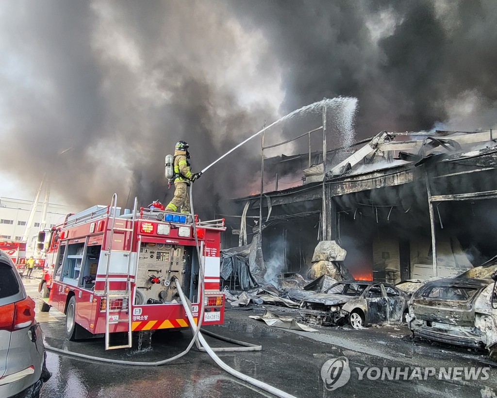 경북 구미 공장 화재…진화 작업 중