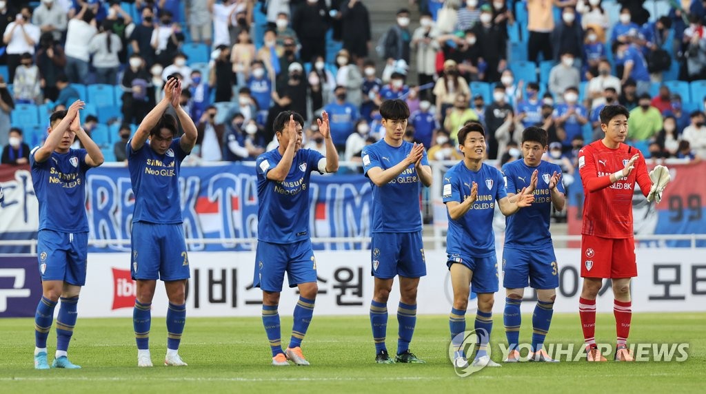기뻐하는 수원 삼성 선수들