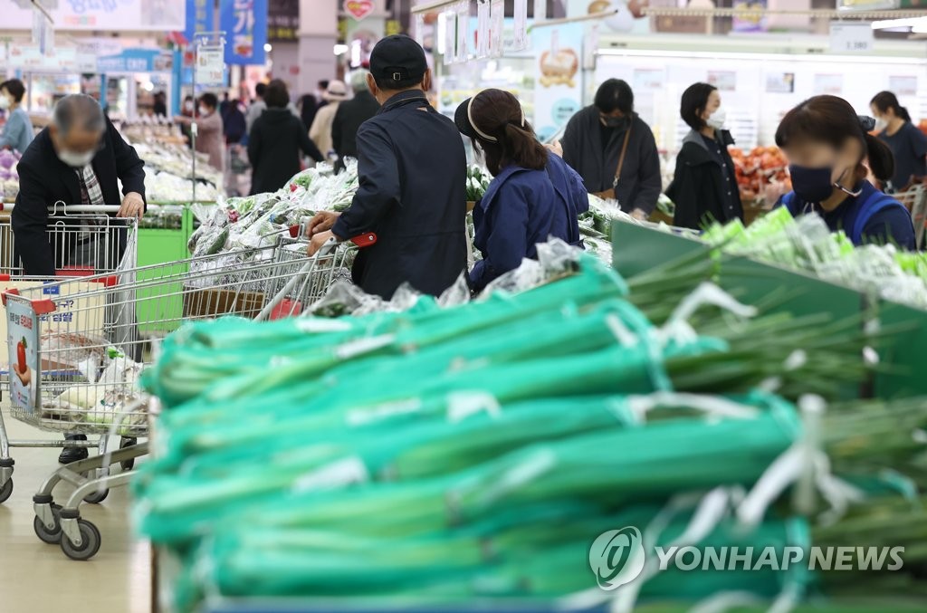 서울의 한 대형마트에서 장을 보는 시민의 모습. [연합뉴스 자료사진]