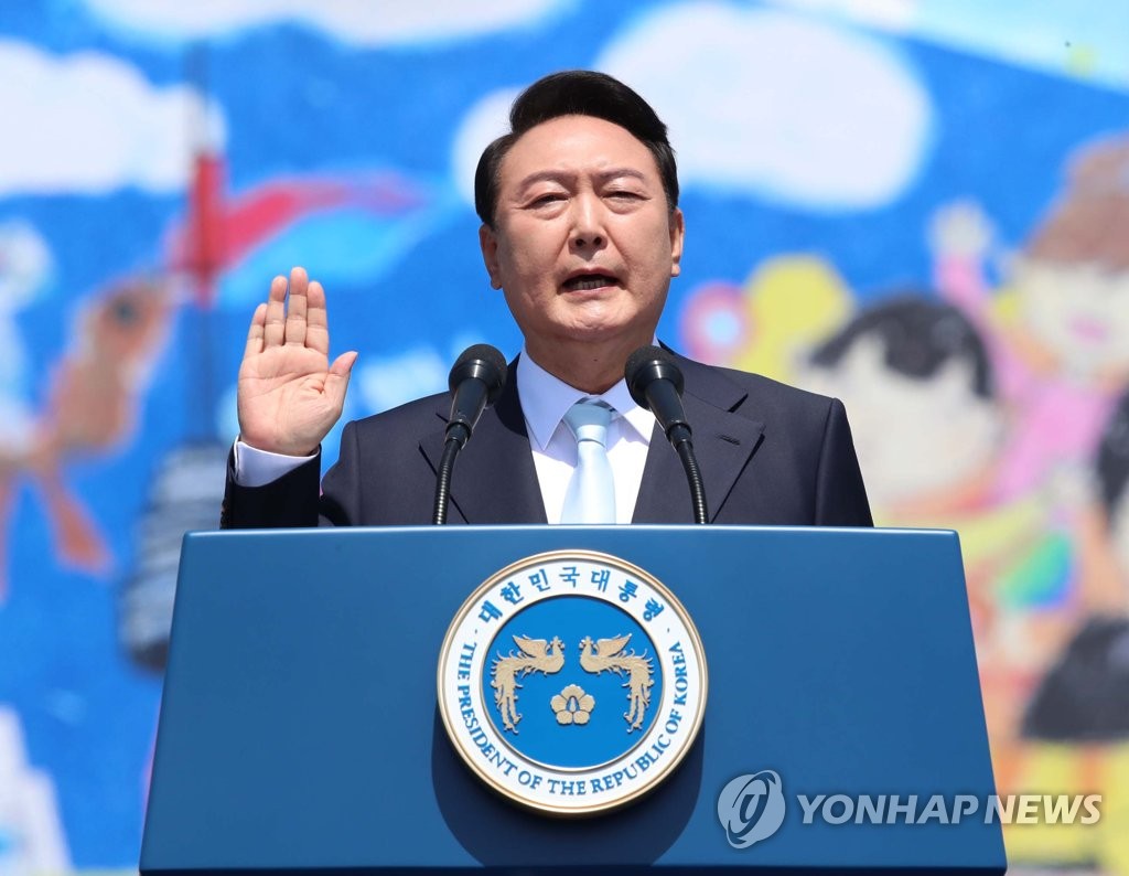 就任式で宣誓する尹大統領（国会写真記者団）＝１０日、ソウル（聯合ニュース）