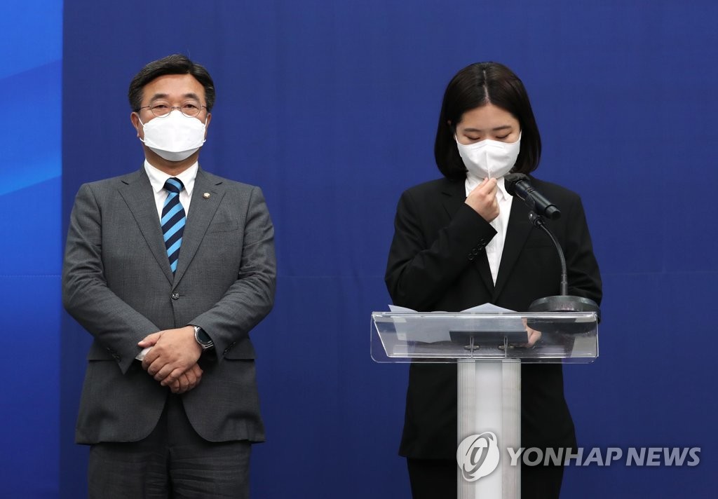 Park Ji-hyun (R) and Yun Ho-jung, co-chairs of the main opposition Democratic Party, apologize for alleged sexual misconduct by Rep. Park Wan-joo at the National Assembly in Seoul on May 12, 2022. (Pool photo) (Yonhap)