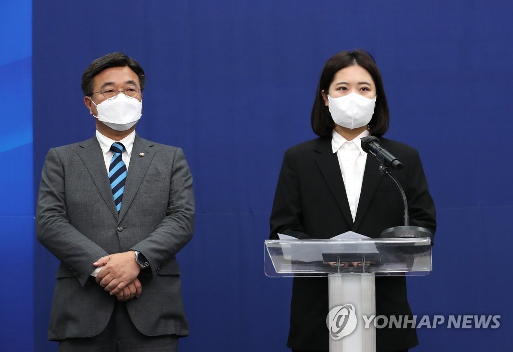 Park Ji-hyun (R) and Rep. Yun Ho-jung, co-chairs of the main opposition Democratic Party's interim leadership committee, apologize at the National Assembly in Seoul on May 12, 2022, for alleged sexual misconduct by Rep. Park Wan-joo. (Pool photo) (Yonhap)
