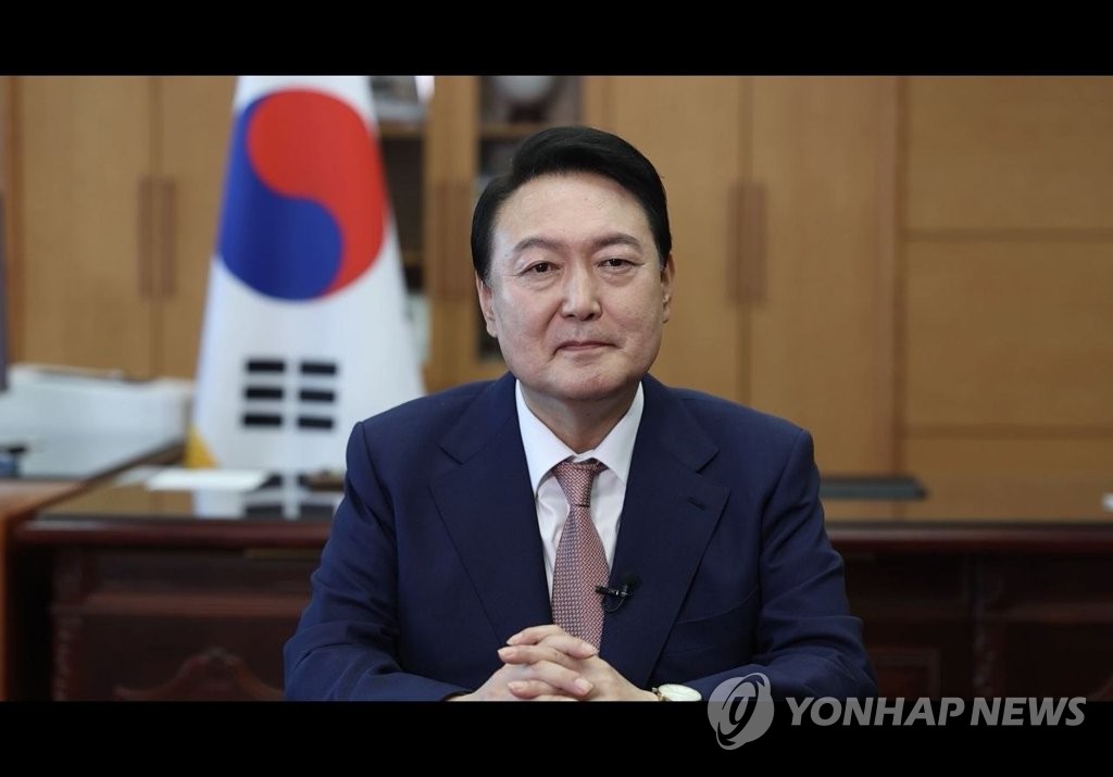 El presidente surcoreano, Yoon Suk-yeol, participa en una cumbre global virtual desde la oficina presidencial, en Seúl, el 12 de mayo de 2022, sobre los esfuerzos para lidiar con la pandemia del coronavirus, en la captura de pantalla publicada por su oficina. (Prohibida su reventa y archivo)