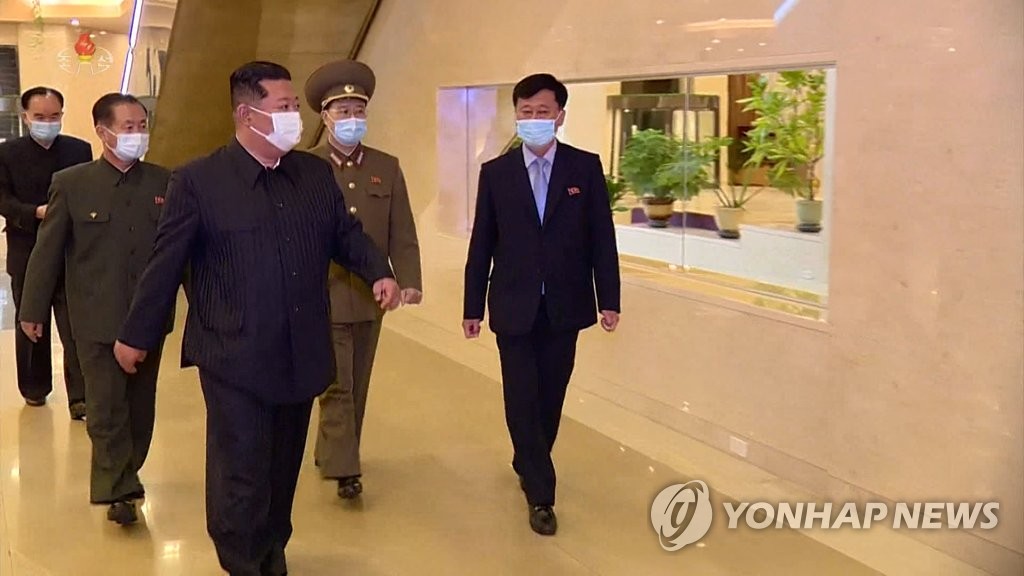 北朝鮮の朝鮮中央テレビは１３日、金正恩氏（左）が１２日に国家非常防疫司令部を訪問したと報じた＝（朝鮮中央テレビ＝聯合ニュース）