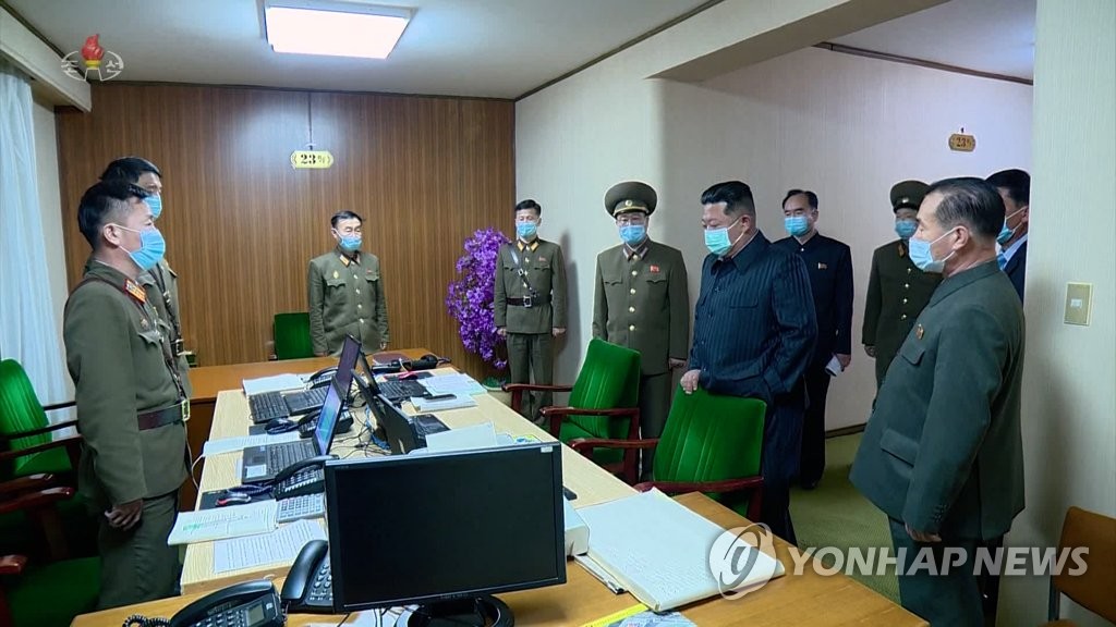 Le dirigeant nord-coréen Kim Jong-un (4e depuis la dr.) portant un masque examine le jeudi 12 mai 2022 la situation sur la prévention contre le nouveau coronavirus (Covid-19) lors d'une inspection au QG d'Etat pour la prévention épidémique d'urgence, a rapporté le lendemain la Télévision centrale nord-coréenne (KCTV). (Utilisation en Corée du Sud uniquement et redistribution interdite)