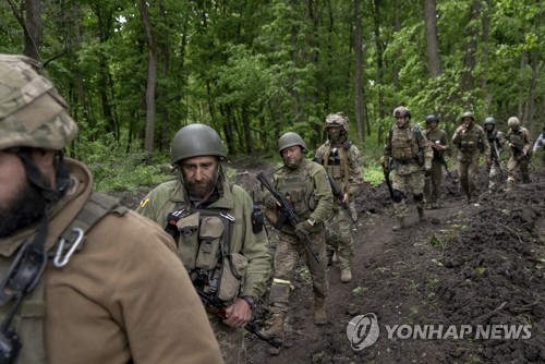 탈환한 하르키우 인근 숲 이동하는 우크라 병사들