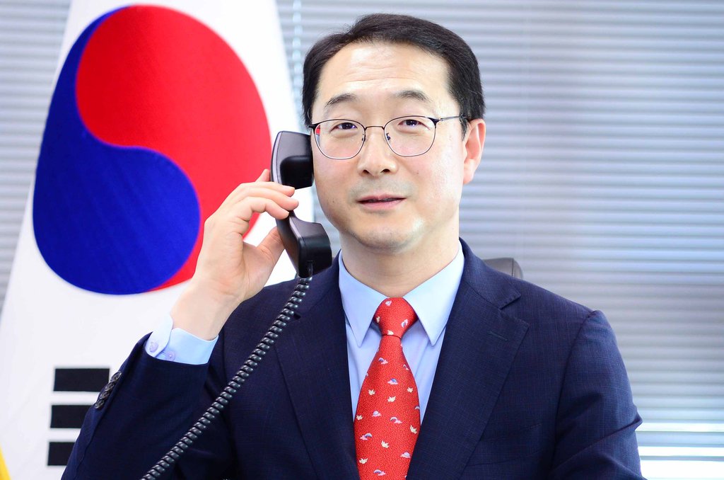 La foto, proporcionada, el 16 de mayo de 2022, por el Ministerio de Asuntos Exteriores de Corea del Sur, muestra a Kim Gunn, representante especial de Corea del Sur para los asuntos de paz y seguridad de la península coreana, hablando por teléfono con su homólogo estadounidense, Sung Kim. (Prohibida su reventa y archivo)