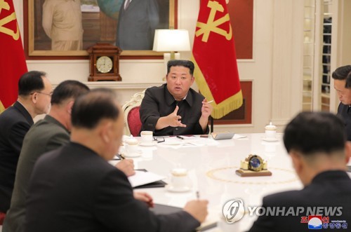 El líder norcoreano sostiene una reunión del politburó
