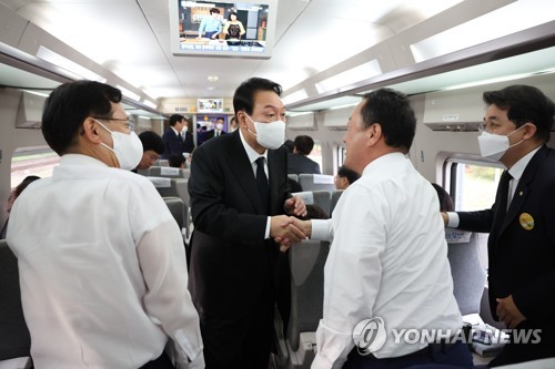광주행 특별열차에서 여당 의원들과 인사하는 윤석열 대통령