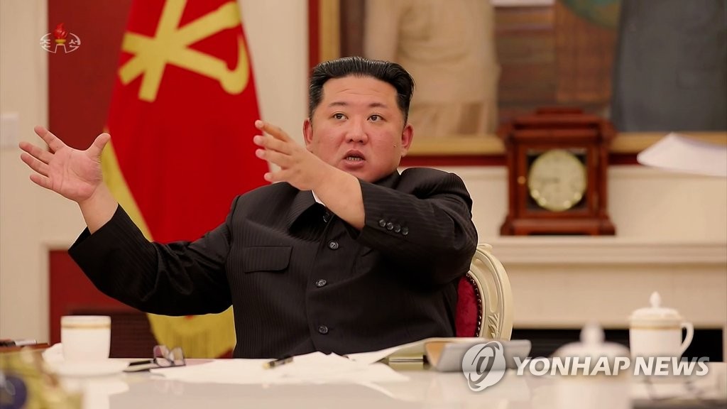 북한 김정은, '방역초기 위기대응 미숙'…정치국 상무위 주재