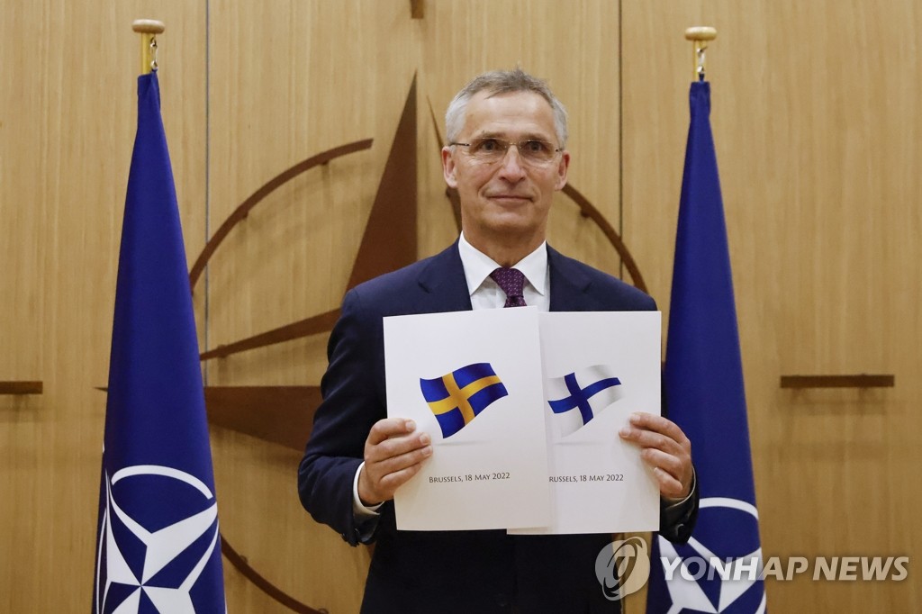 스웨덴·핀란드, 나토 가입 신청서 제출…중립국 포기