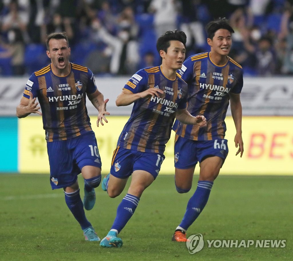 In this file photo from May 18, 2022, Um Won-sang of Ulsan Hyundai FC (C) celebrates his goal against Jeju United during the clubs' K League 1 match at Munsu Football Stadium in Ulsan, 415 kilometers southeast of Seoul. (Yonhap)