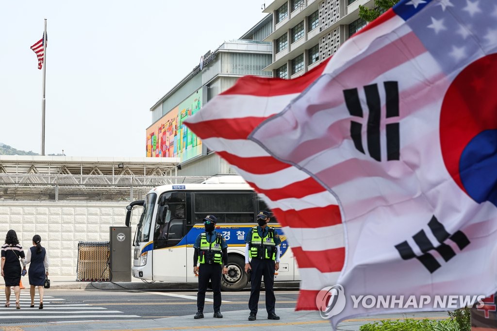 ソウルの米国大使館前で警察が警備に当たっている＝（聯合ニュース）